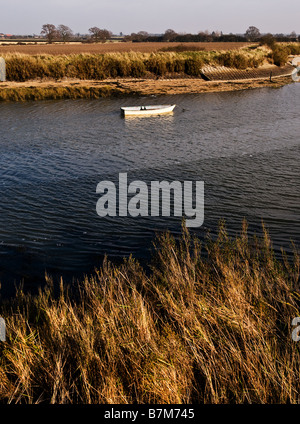 Un canot amarré dans une crique de l'estuaire de Blackwater dans l'Essex. Banque D'Images