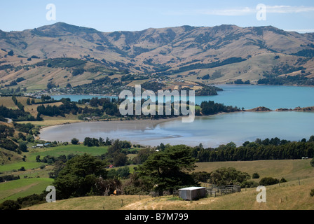 Vue sur le port d'Akaroa, la péninsule de Banks, Canterbury, Nouvelle-Zélande Banque D'Images