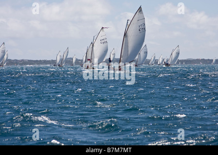 Couta bateaux naviguant au large de Sorrento, Mornington Peninsula, Victoria, Australie Banque D'Images