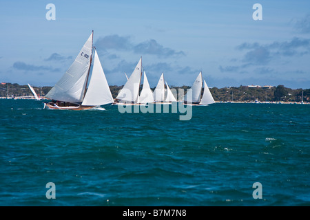 Couta bateaux naviguant au large de Sorrento, Mornington Peninsula, Victoria, Australie Banque D'Images