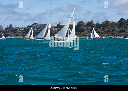 Couta bateaux naviguant au large de Sorrento, Mornington Peninsula, Victoria, Australie Banque D'Images