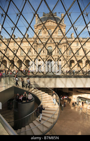 Vue depuis l'intérieur de la pyramide de verre AU MUSÉE DU LOUVRE Banque D'Images