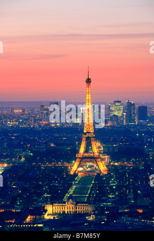 PARIS ET DE LA TOUR EIFFEL AU CRÉPUSCULE VUE DEPUIS LA TOUR MONTPARNASSE Banque D'Images