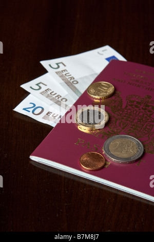 D'euros sur un passeport britannique. Banque D'Images