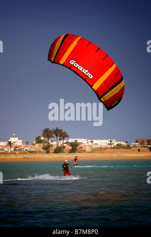 Kite Surf dans la mer, Dahab, Egypte Banque D'Images