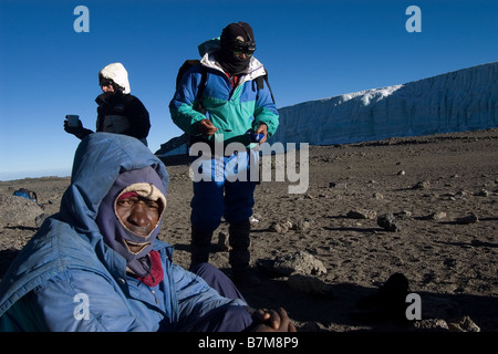 Les porteurs et croissant des clients reste à Kilimandjaro Tanzanie glacier Furtwangler Banque D'Images