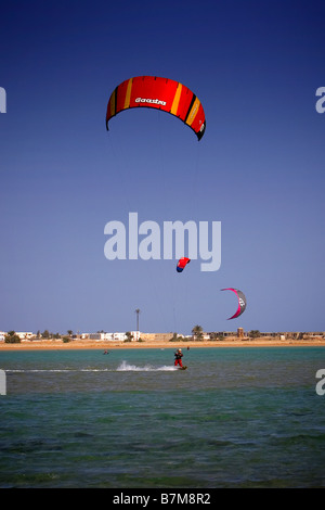 Kite Surf dans la mer, Dahab, Egypte Banque D'Images