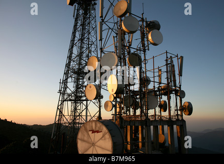 Des antennes paraboliques et des émetteurs à l'himalaya. Banque D'Images