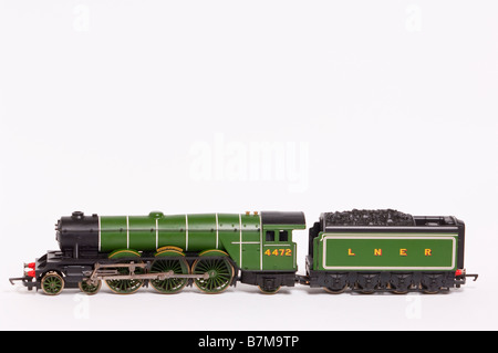 Un gros plan d'un modèle de jouets Hornby train électrique à vapeur appelé le moteur flying scotsman sur fond blanc Banque D'Images