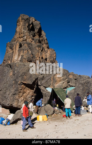 Porteurs du camping au Lava Tower 4600m Western Violation Kilimandjaro Tanzanie Banque D'Images