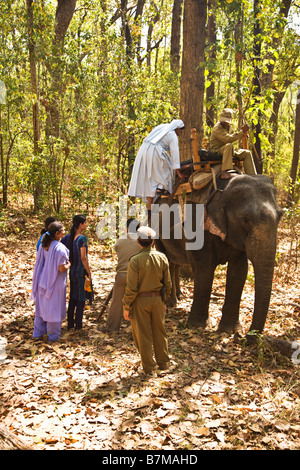 Religieuse indienne grimpe sur l'éléphant pour voir les tigres en forêt de Parc National de Kanha le Madhya Pradesh Inde du Nord Asie Banque D'Images