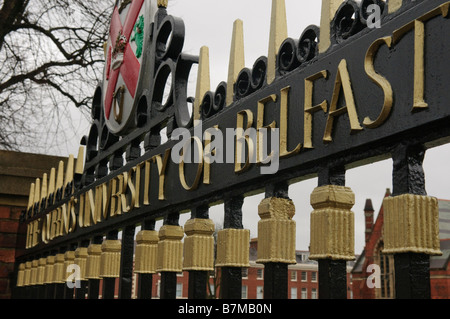 Devant la porte de l'Université Queen's de Belfast Banque D'Images