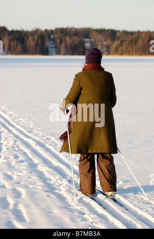 Ski de fond sur lac gelé, Lohja, Finlande Banque D'Images