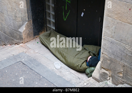 Personne sans-abri dormant dans une porte dans Fleshmarket Close, Édimbourg. Banque D'Images