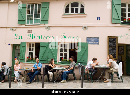 Les gens assis à l'extérieur de la Maison Rose au 2 Rue Abreuvoir Bistro dans le quartier de Montmartre à Paris, France Europe Banque D'Images