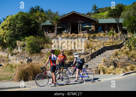 Cyclistes et Resthouse Cafe, Sign of the Kiwi, Port Hills, Christchurch, Canterbury, Nouvelle-Zélande Banque D'Images