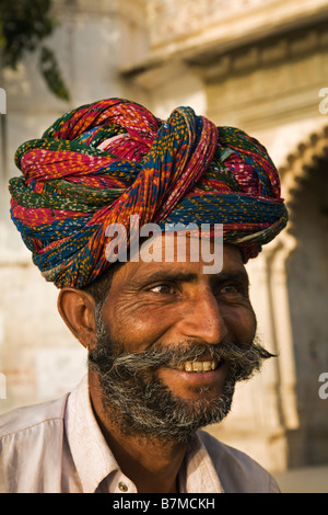 Smiling man Rajasthani avec turban et big moustache à Udaipur Banque D'Images