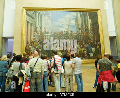 Les personnes à la recherche aux noces de Cana, peint par l'artiste de la Renaissance italienne Paolo Véronèse au Musée du Louvre à Paris France Banque D'Images