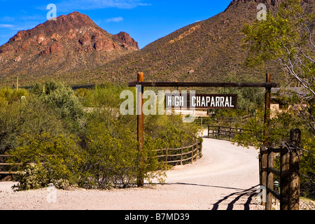 À l'image en bas de la route et par la signalisation suspendue pour le film High Chaparell situé dans le vieux tucson Arizona Banque D'Images