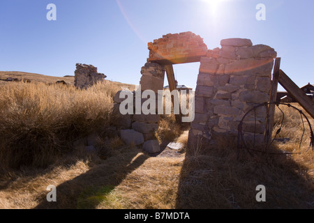 La porte s'effondrer en Bodie State Historical Park Banque D'Images