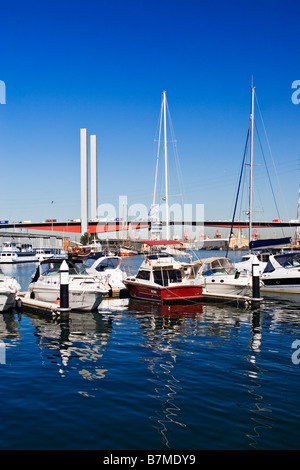 Docklands Melbourne / un bateau de plaisance dans le port de Victoria.Melbourne Victoria en Australie. Banque D'Images