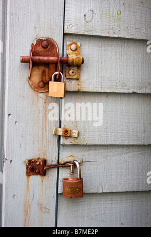 Old rusty cadenas sur un abri de jardin Porte Banque D'Images