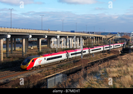 Une Vierge chefs Pendolino nord après la M6 et de Bescot Banque D'Images