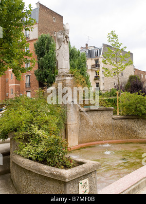 Une statue sans tête et dispositif de l'eau dans un parc public à Montmartre, Paris France Europe Banque D'Images