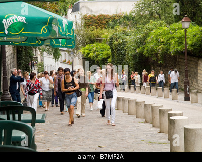 Un groupe de touristes et de guide touristique sur Rue Abreuvoir dans le quartier de Montmartre à Paris, France Europe Banque D'Images