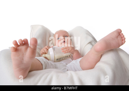 Bébé avec une bouteille de lait Banque D'Images