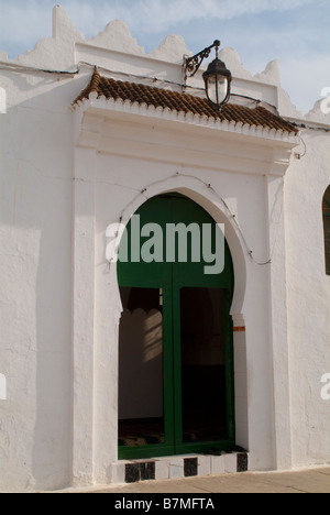 Entrée de la mosquée dans la médina, Marrakech, Maroc Banque D'Images