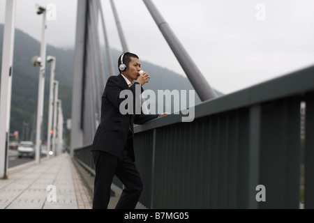 Businessman de boire un café en conserve Banque D'Images