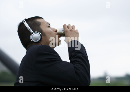 Businessman de boire un café en conserve Banque D'Images