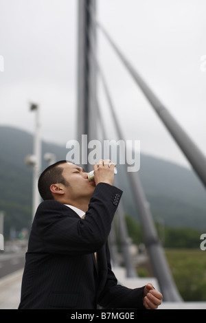 Businessman de boire un café en conserve Banque D'Images