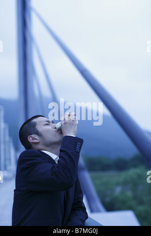 Businessman de boire un café en conserve Banque D'Images