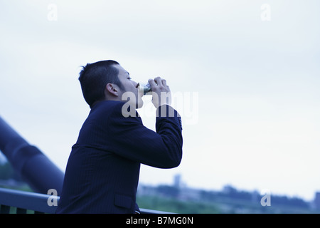 Businessman de boire un café en conserve Banque D'Images