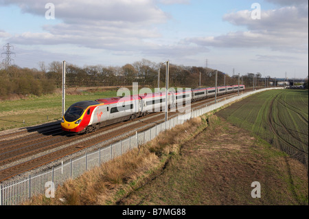 A Virgin trains Pendolino dirige un service de Glasgow à Winwick Warrington le 06 04 07 Banque D'Images
