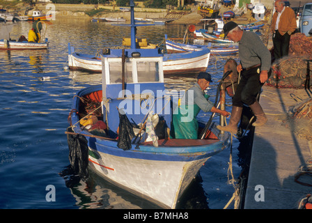 Les bateaux de pêche et les pêcheurs au port de San Vito lo Capo Sicile Italie Banque D'Images