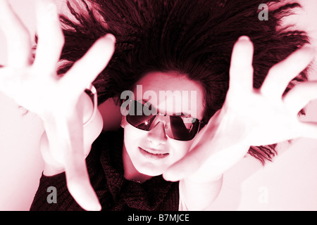 Jolie femme avec des lunettes de soleil isolé sur fond blanc Banque D'Images