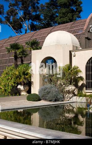 Le bâtiment de botanique et étang à poissons dans le Balboa Park, San Diego, Californie. Banque D'Images