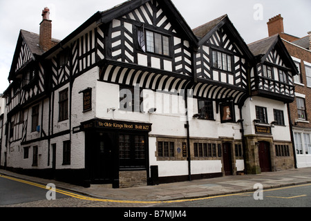 L'ancien King's Head Inn à pans de bois du vieux bâtiment dans le centre de la vieille ville médiévale de Chester England Banque D'Images