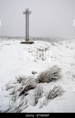 Givre sur Ralph Cross Standing Stone Blakey Ridge North York Moors National Park North Yorkshire Angleterre Banque D'Images