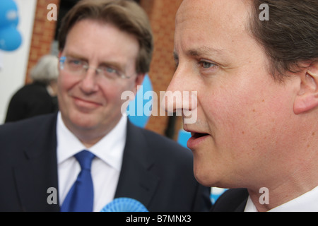 John Howell MP et le dirigeant conservateur David Cameron à Henley on Thames Oxfordshire 2008 Banque D'Images