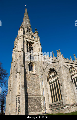 Saffron Walden, Essex, Royaume-Uni. Le 15c l'église de St Marie la Vierge domine la ville Banque D'Images