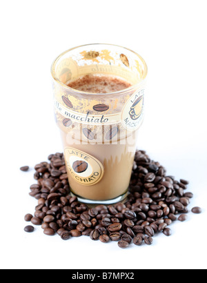 Latte Macchiato en verre sur l'établissement des coûts des grains de café Banque D'Images