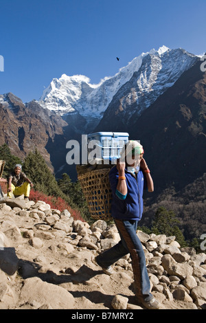 Porter Féminin népalais transportant des marchandises dans la vallée de l'Everest Népal Parc national de Sagarmatha Banque D'Images