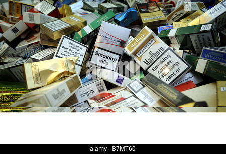 Des tas de paquets de cigarettes UTILISÉ PACKS PACK SANTÉ QUE LES FUMEURS RE Banque D'Images