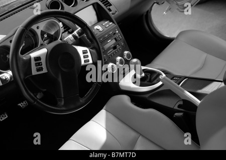 Voiture de sport moderne de l'Intérieur : bois et cuir marron Banque D'Images