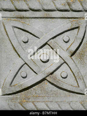 Gros plan d'une pierre tombale celtique avec un symbole de la Trinité Knot au cimetière du Rock of Cashel Castle, Irlande Banque D'Images