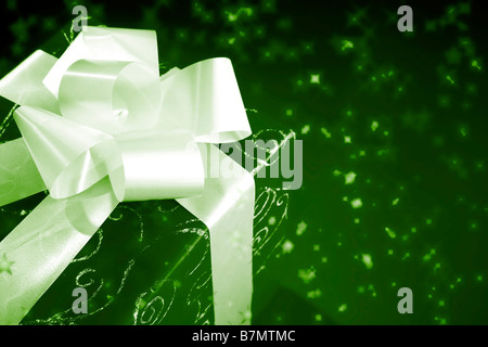 Cadeau de Noël fort avec un arc blanc Banque D'Images